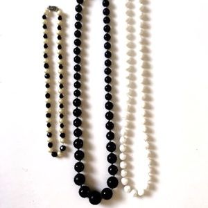 Lot of Vintage pearl necklaces. Black and white pearl necklace lot. Bead necklac